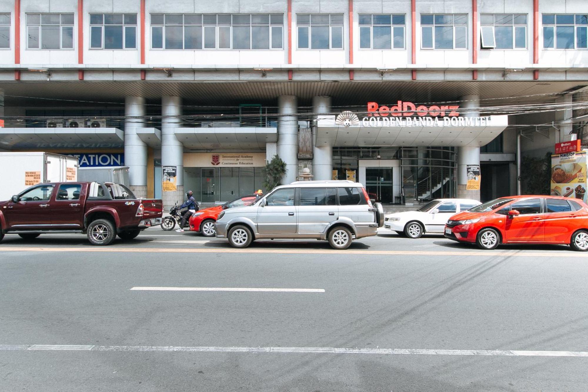 Reddoorz Plus @ E Rodriguez Corner Banawe ケソンシティ エクステリア 写真